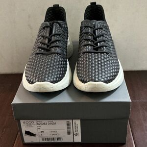 ECCO Women’s Textured Black and White Sneakers